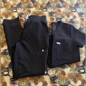 Figs Women’s XXS scrub set in the color black. Only worn a few times.